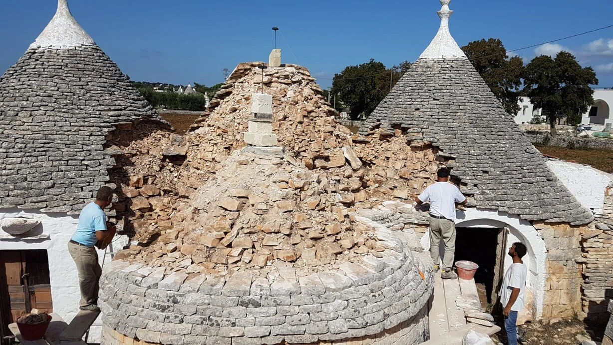 Interno di un trullo con volta in pietra