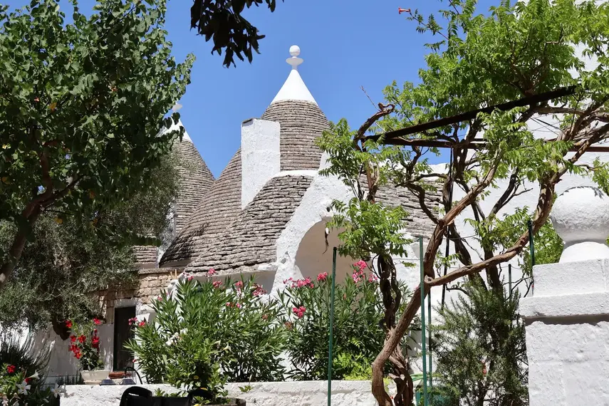 Camera nel Trullo Palma con dettagli in pietra